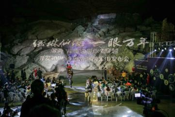 大学生用画笔扮靓背街小巷