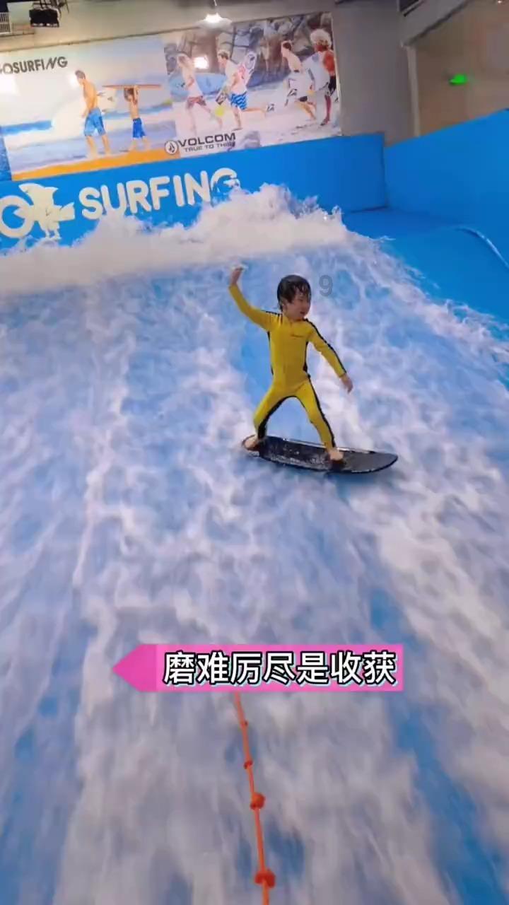 夏季的时尚女孩