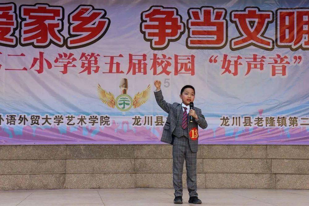 救援矮小的女孩