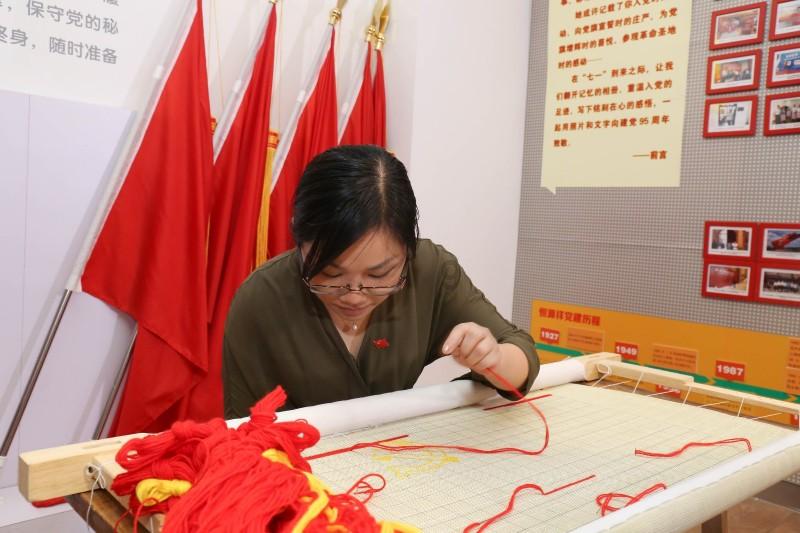 如何将卡纸制作成精美的书签？游戏画面
