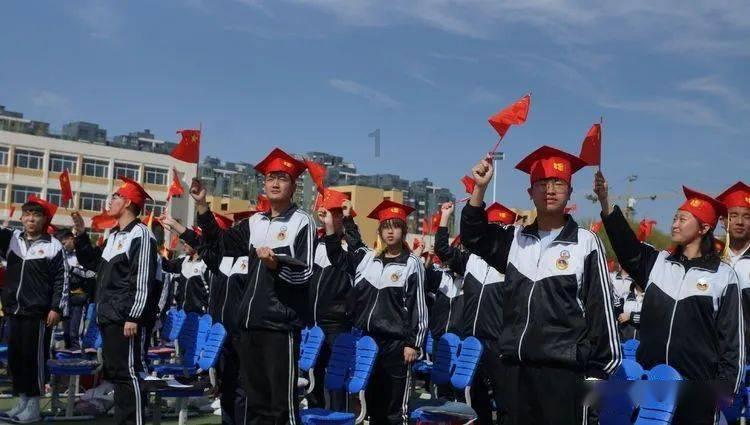 刘恺威参加《披荆斩棘的哥哥2》，行李曝光注重养生，网友如何评价他的？