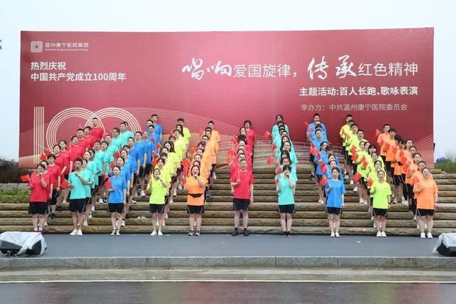 “小孩子玩起来一不小心就摔倒在狗猫屎上，真是见鬼了……”草坪上这块“文明办”手写提醒牌，是谁挂的？