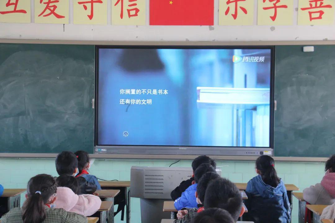 大型警车找轮胎