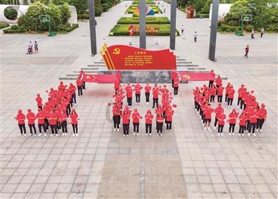 广州多地气温跌破0℃：动物园马来西亚猩猩冷到披上毯子