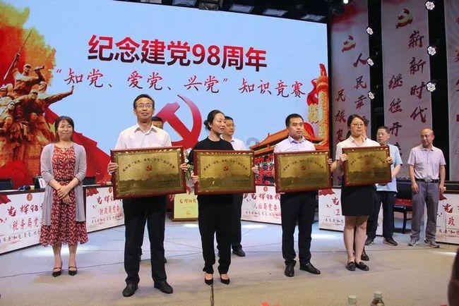 双人跨栏赛跑