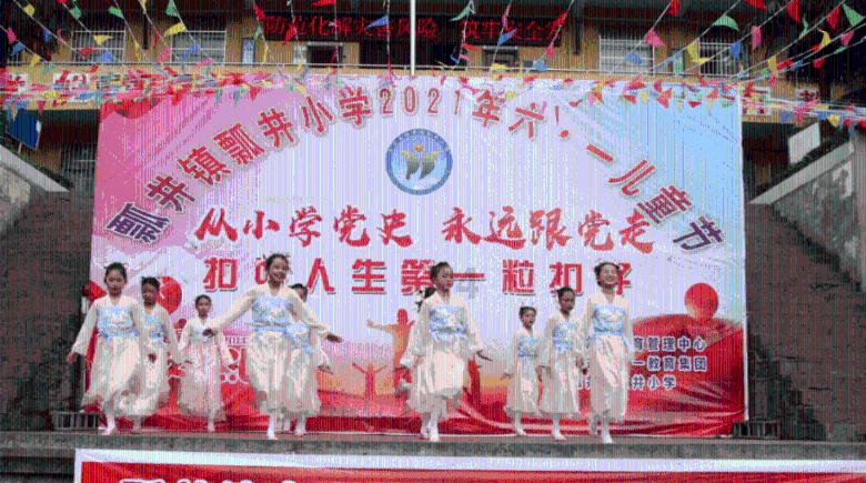 甜品师傅制作直径2.5米巨型提拉米苏，切割成1万份免费向游客发放