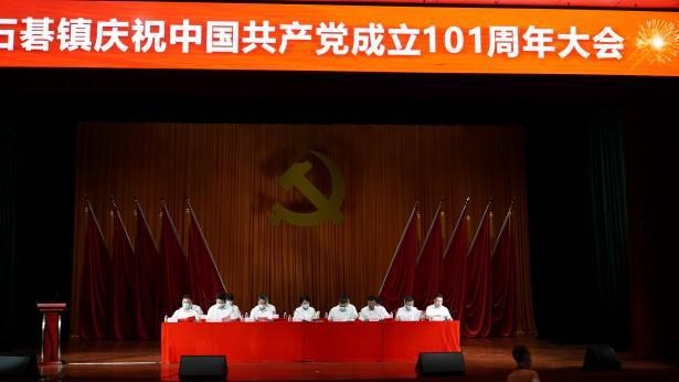 亿万驸马窦骁滑雪场亲民互动，女粉丝争相合照！