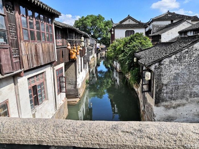 锦嵘控股集团领导受邀出席同根同梦·2024全球华人春晚