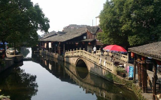 老人突遇事故摔倒 海口“公交侠”与市民飞奔上前救助