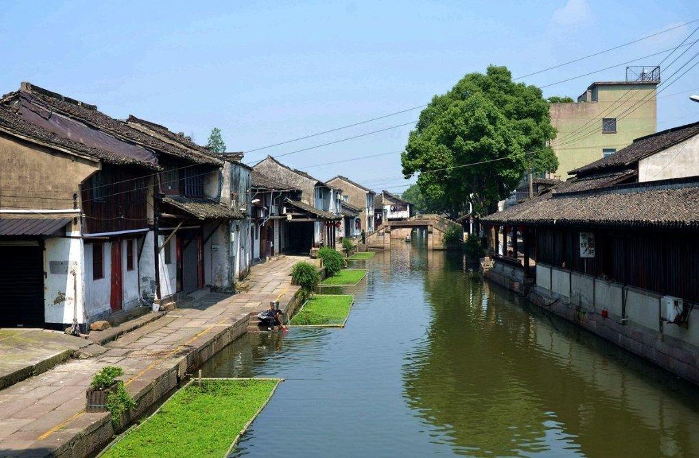 春节拜年，中年女人切忌穿卫衣、衬衫，多穿这3件，会更洋气减龄