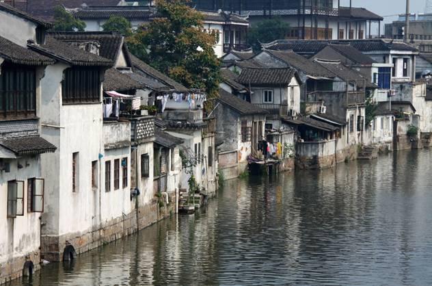 我国在河南稀土矿中发现的一种新矿物，并以我国地质学家倪培教授的名字命名为“倪培石”