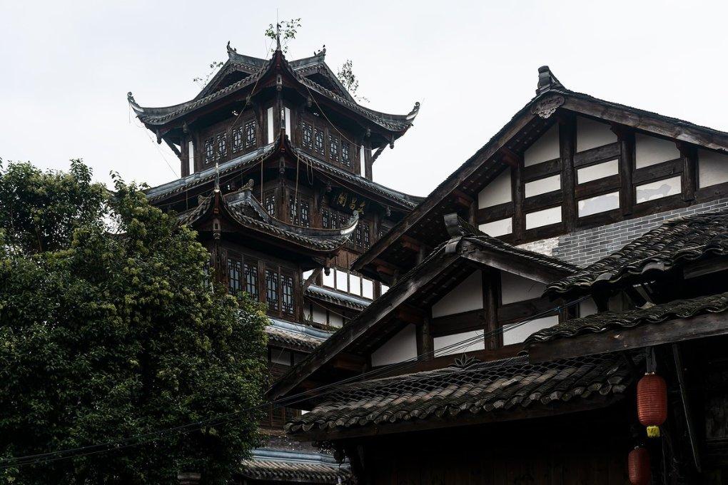 景区7颗珠子编手链收1650元 当地回应:从速调查商家是否违法