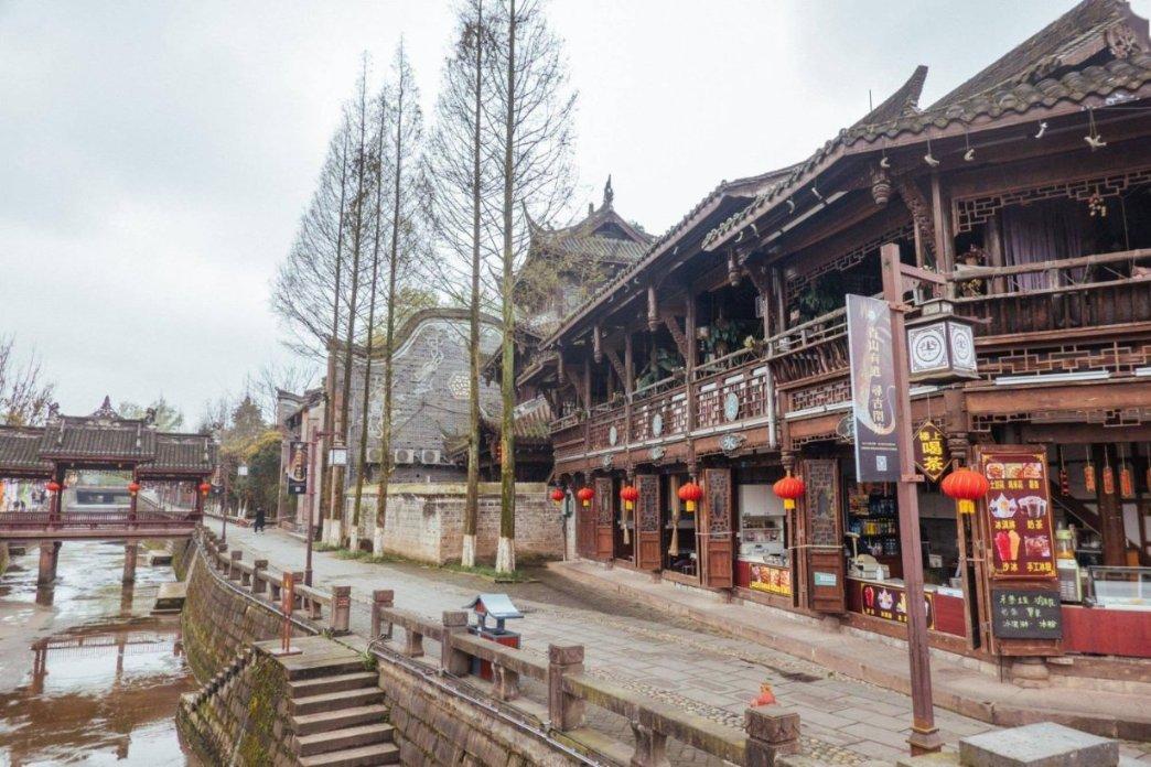飞跃沙丘的小球