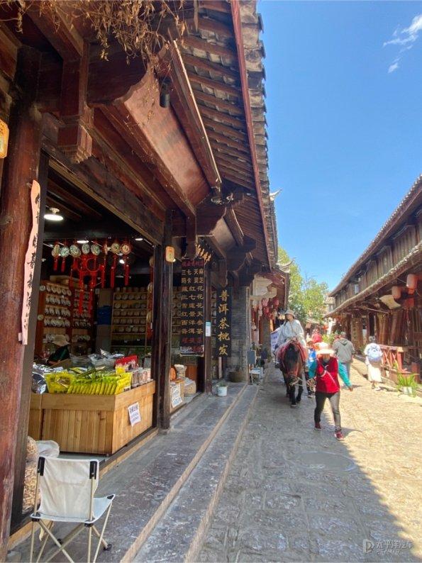 张小斐的新戏路:喜剧转电影,穿搭在线!惊艳品牌乐坛