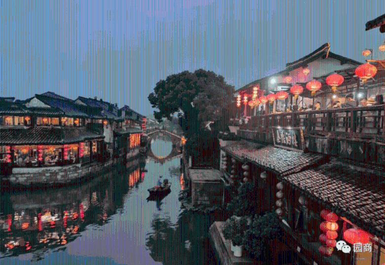 刘涛才是“大号水蜜桃”，穿低胸开叉裙露美背，44岁太迷人