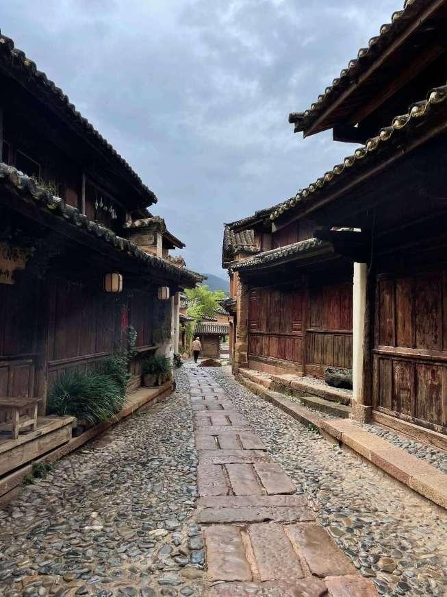 齐人心科技随着皮肤松弛、胶原蛋白流失,眉毛的生长周期也会延长