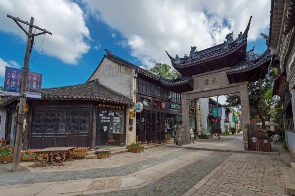 南京西路商圈节日氛围渐浓 一起逛市中心的年宵花市吧!