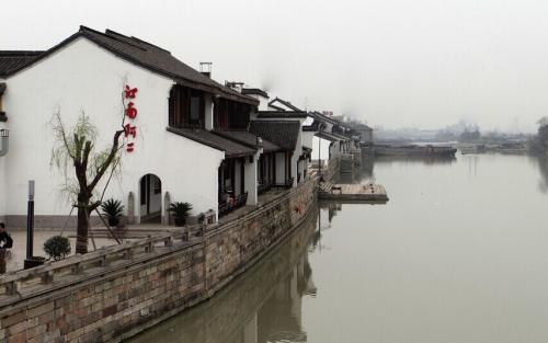 胆大包天！尼姑开豪车住豪宅，还跟和尚结婚，把寺庙变成摇钱树