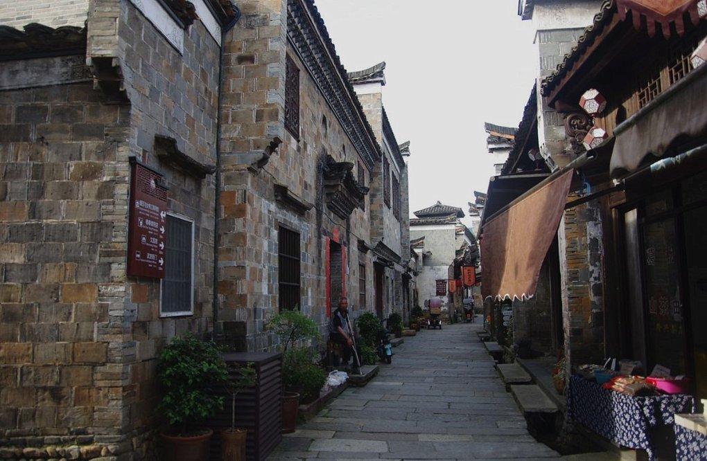 男子驾车行驶在高架桥上 偶遇“雀牌”车瞬间来了精神