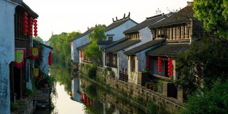 宁夏:挖掘机漂入黄河,驾驶员被困,消防员利用救援艇救助