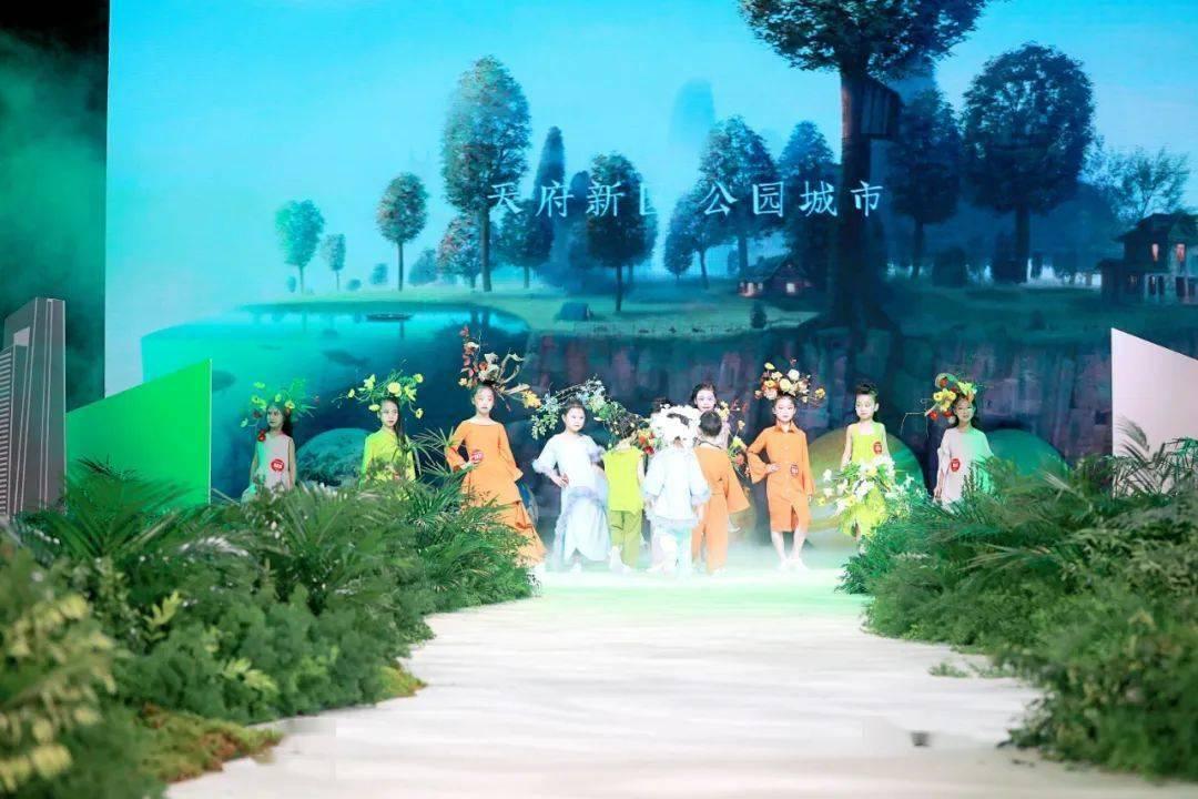 杭州一女子用电动扶梯传送行李砸伤路人，乘坐电动扶梯需要注意什么？游戏画面